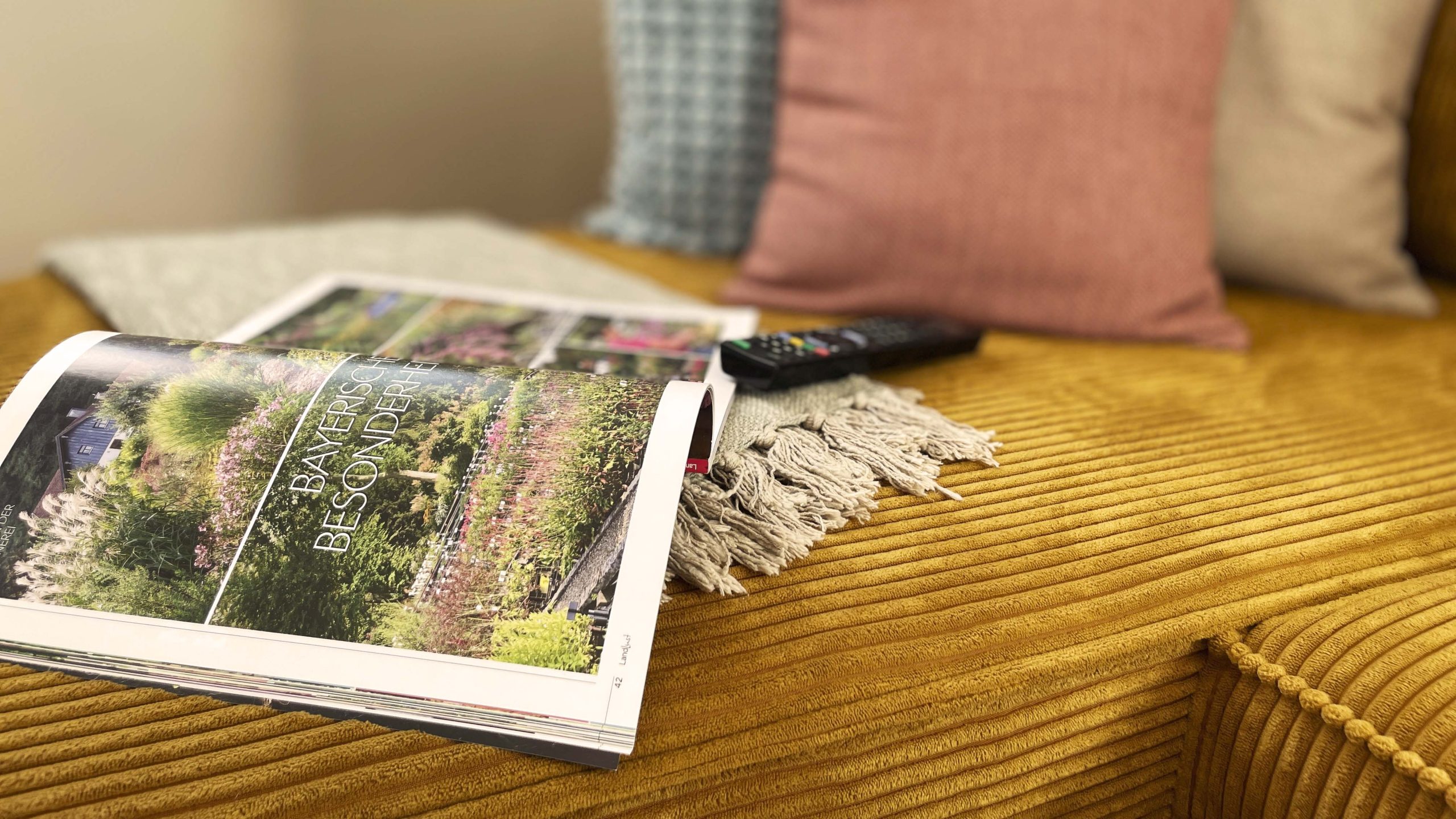 Ferienwohnung in Ennepetal Voerde „1826“ - Wohnzimmer Couch Zeitschrift